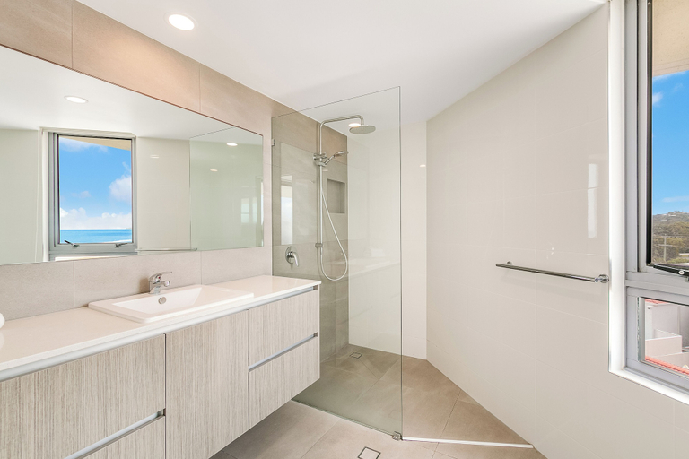 Bathroom 5, Oceanside Resort, Gold Coast