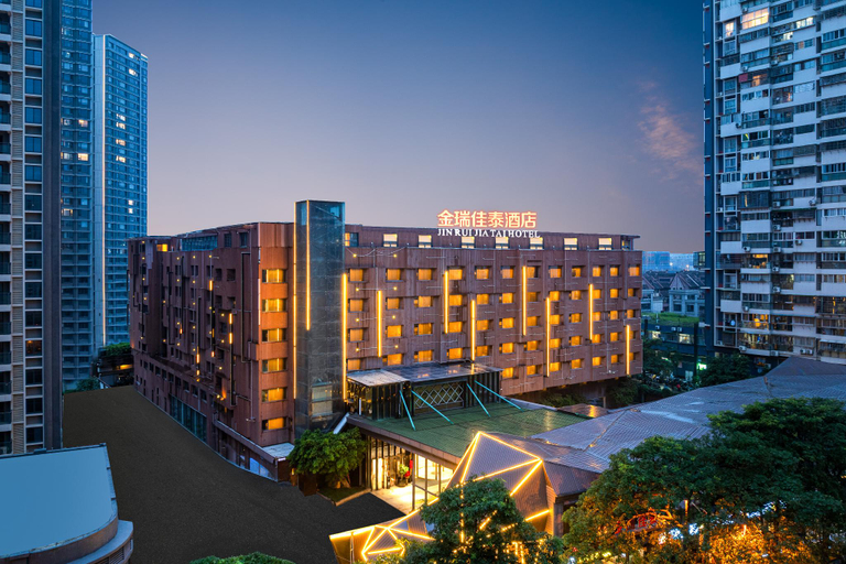 Exterior & Views