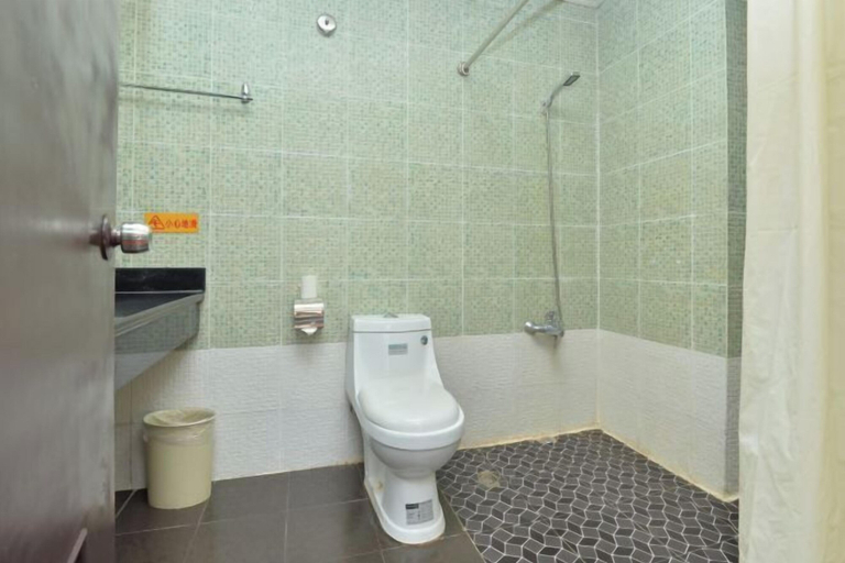 Bathroom 4, Boutique Holiday Hotel (Beihai Beibuwan Square), Beihai