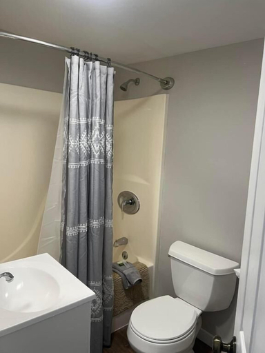 Bathroom 2, Lincoln House Motel, Penobscot