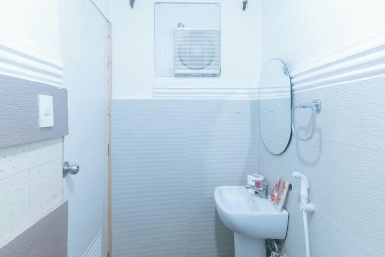 Bathroom 5, RedDoorz @ LFamili Hotel Boracay, Malay