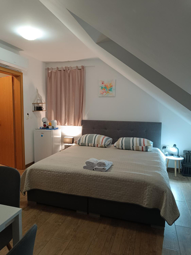 Bedroom 2, Sobe pri Rozi, Postojna