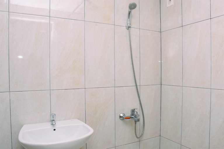 Bathroom 3, Spacious and Cozy 2BR Grand Kamala Lagoon Apartment By Travelio, Bekasi