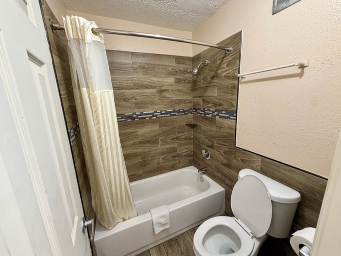 Bathroom 5, Guest Inn & Suites, Houston