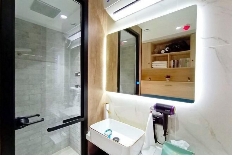 Bathroom 5, Harbour Hella Inn, Hong Kong Island