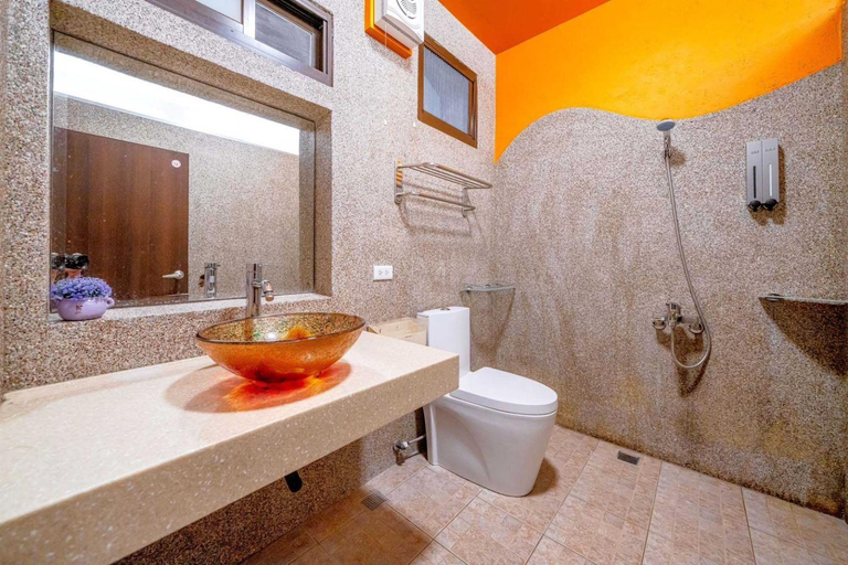 Bathroom, Lazy Cat, Yilan