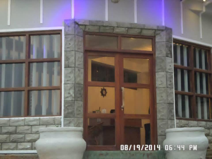 Exterior & Views