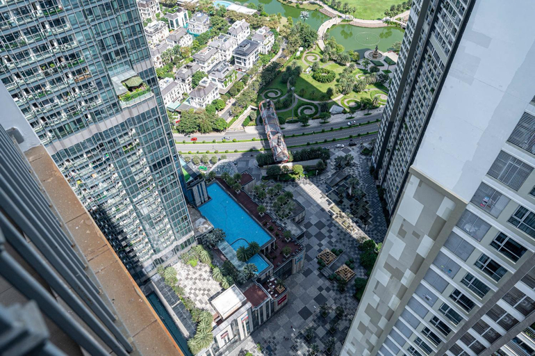 Exterior & Views