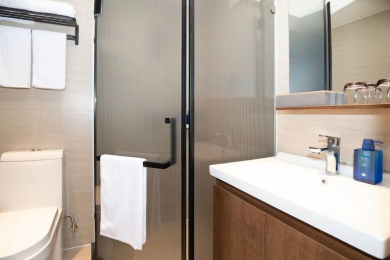 Bathroom 4, HanTing Hotel (Guangzhou Huadu Square Metro Station), Guangzhou
