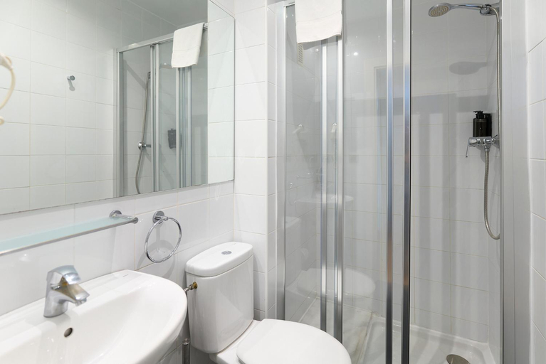 Bathroom 4, Apartamentos Liceu by gaiarooms, Barcelona