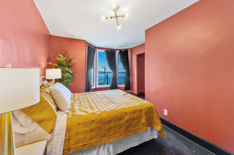 Bedroom 1, Randolph Hotel, Lake