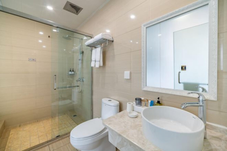 Bathroom 4, Mengzi Fengjing Boutique Hotel, Honghe Hani and Yi