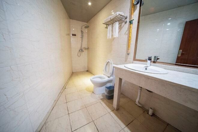 Bathroom, Yi Long Hua Chen Impress Business Hotel, Nanchong