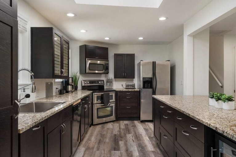 Interior 4, Location, Space, & Serenity Perfect Group Getaway!, Snohomish