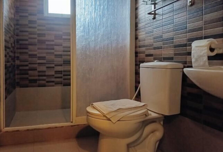 Bathroom 5, Hotel Juliana by RedDoorz, Tuguegarao City
