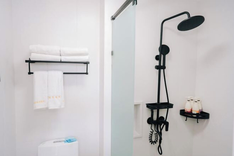 Bathroom 4, Migratory Bird Lake View Inn, Dali Bai