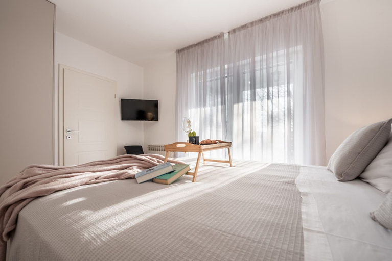 Room 2, Luxury Villa Carlin With Heated Pool, Novigrad