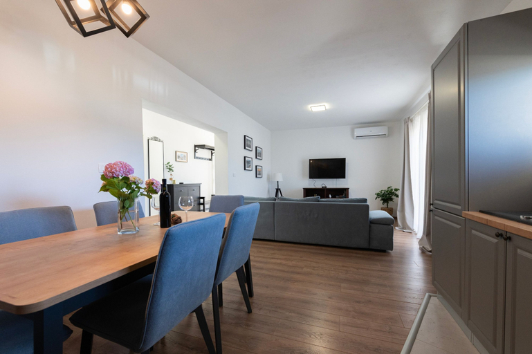 Room 2, Seafront Apartment Elona, Nin