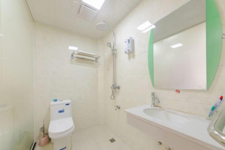Bathroom 2, Youpeng Holiday Hotel, Huangshi