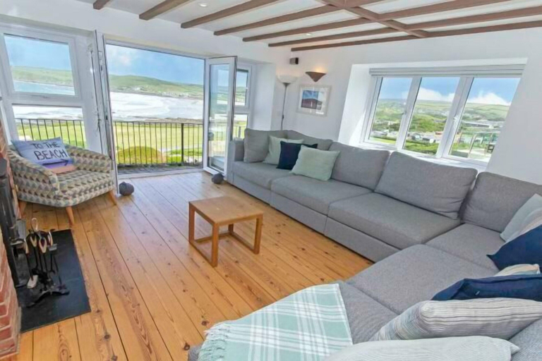 Room 5, Stables - BEST Sea views in Croyde! Sleeps 8, Devon