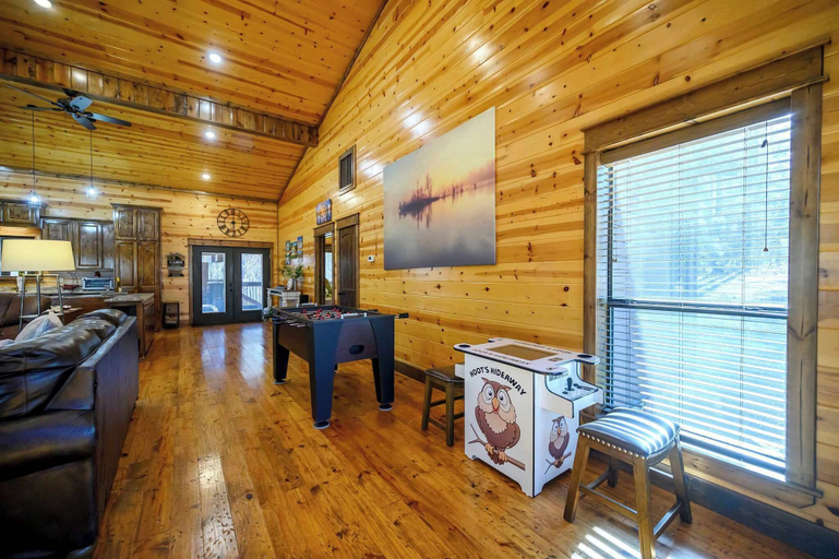 Game room 2, Hoot's Hideaway w/ Hot Tub, McCurtain
