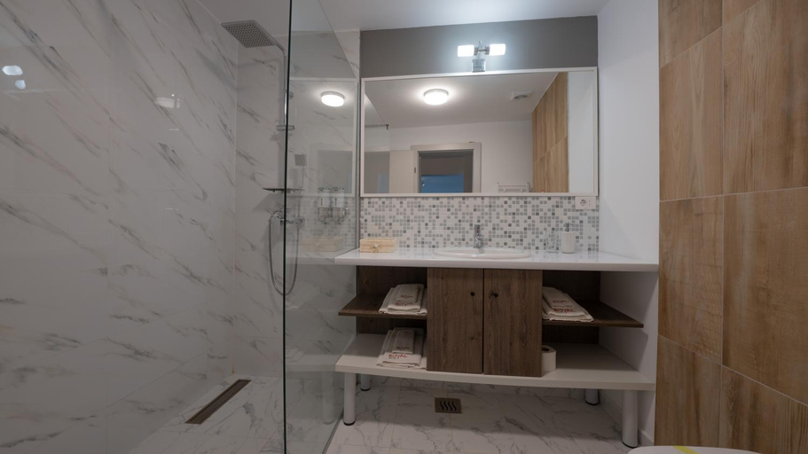 Bathroom 4, Royal Hotel & Events, Bailesti