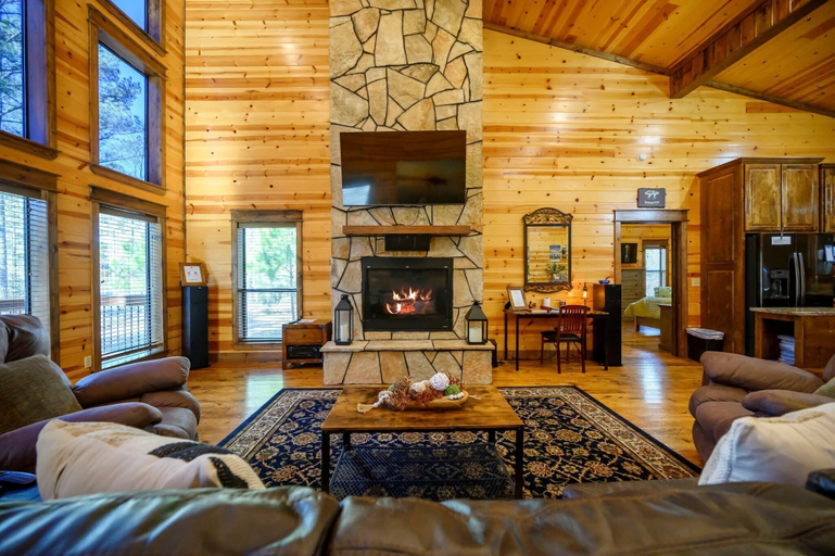 Living area 4, Hoot's Hideaway w/ Hot Tub, McCurtain