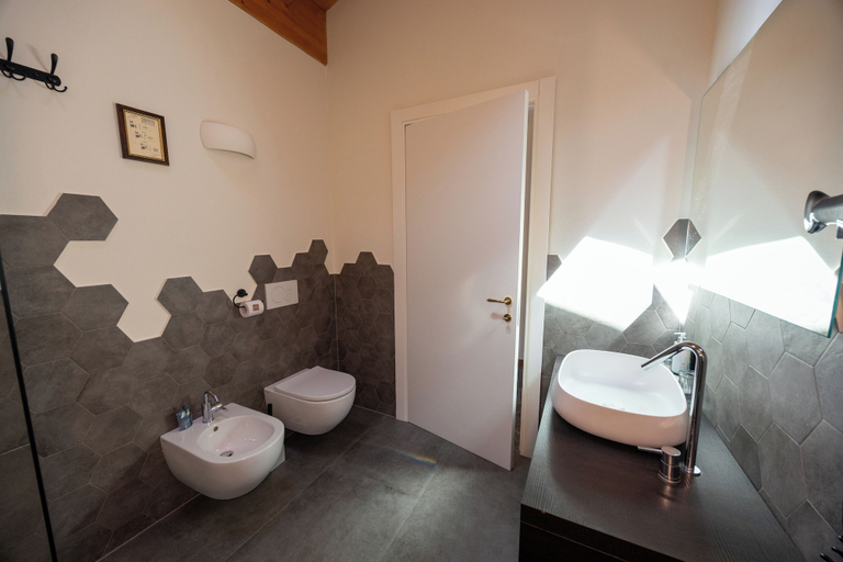 Bathroom 5, La Corte del Governo 565, Como