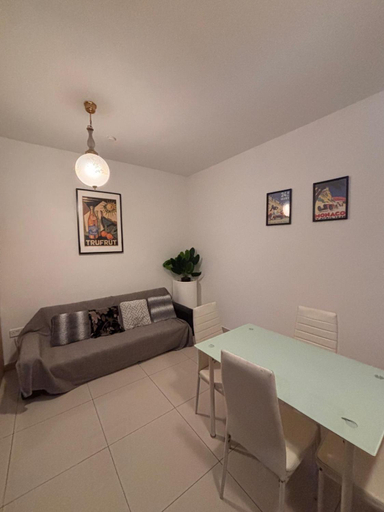 Others 5, 4 Person Sliema Spacious Room Airconditioned and Self Check