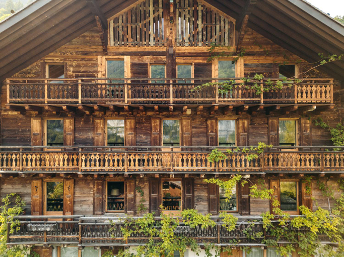 Exterior & Views