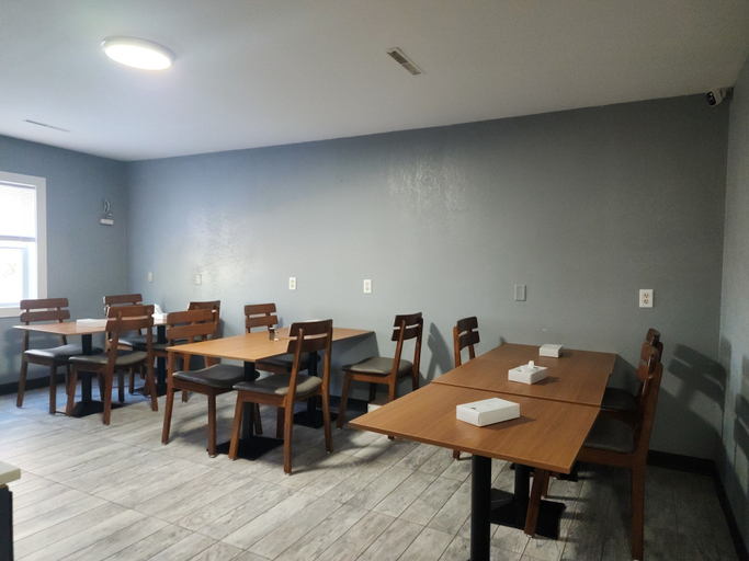 Food & Drinks 5, AmericInn by Wyndham Lake Mills, Jefferson