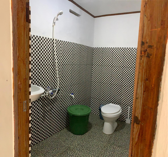 Bathroom, Heiner Beach Homestay, Manado