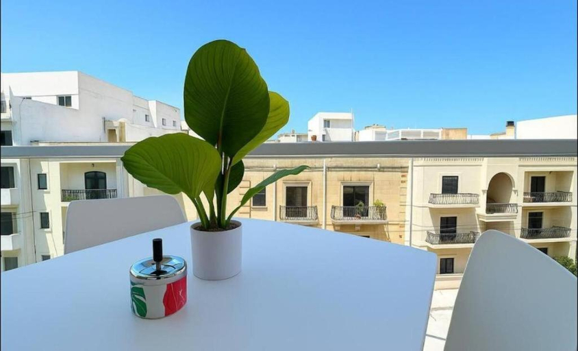 Exterior & Views, Julian's Apartments