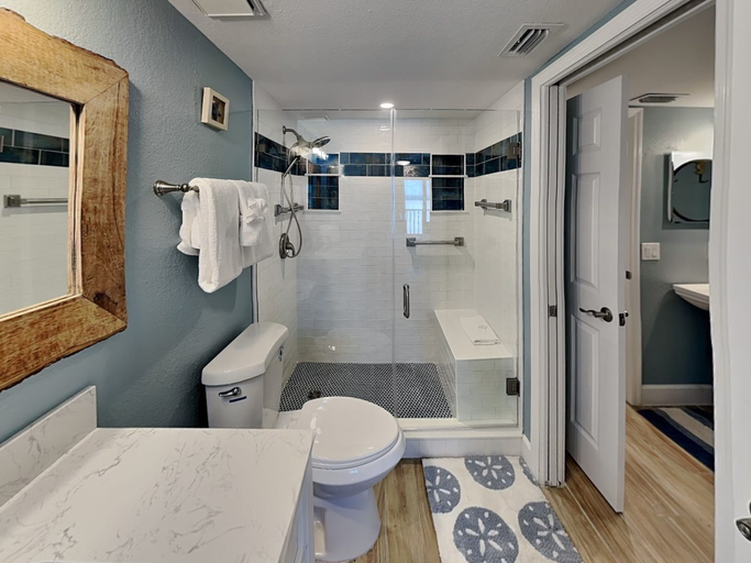 Bathroom 3, Castle Beach 105, Lee
