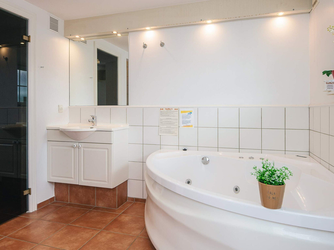 Bathroom 3, 4 Star Holiday Home in Blavand, Varde