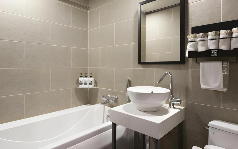 Bathroom 2, No 25 Hotel Gwangalli, Suyeong