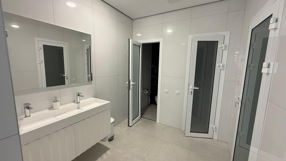 Bathroom 2, Hostel VinoGrad, Ladyzhyns'ka