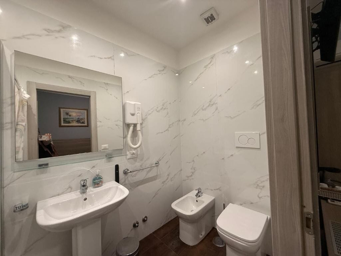 Bathroom 5, Accommodation Corallo, Rome