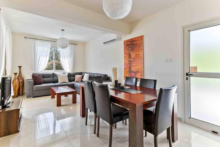 3, Coral Bay Villa - Sleeps 6 - Pool - Parking