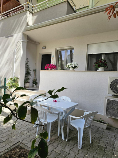 Others 3, Oasis Apartment, Kavajës