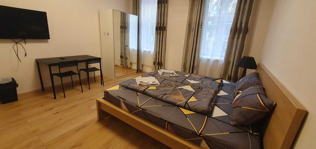 Room 2, Affordable Private Rooms Close to City Center with Smart TV, Wien