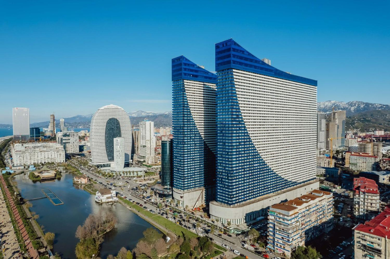 Exterior & Views