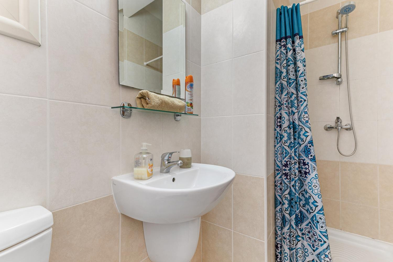 1, Coral Bay Villa - Sleeps 6 - Pool - Parking