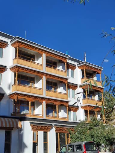 Exterior & Views