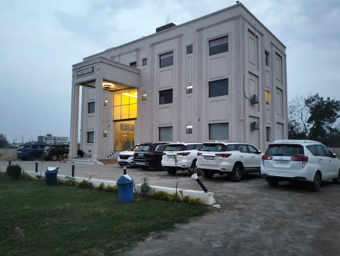 Exterior & Views