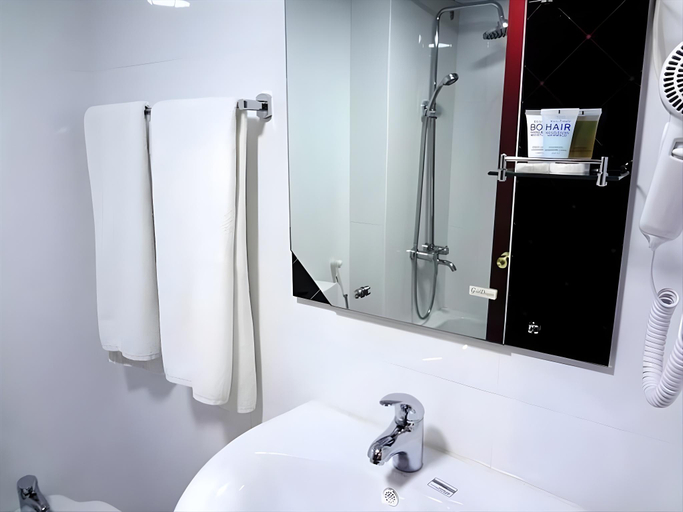 Bathroom 4, New Penninsula Hotel, Dubai