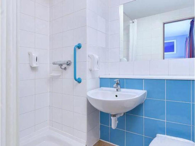 Bathroom 3, Travelodge Nottingham Central, Nottingham