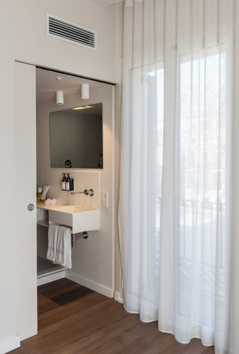 Bathroom 4, La Casa Del Sol Hotel, Barcelona