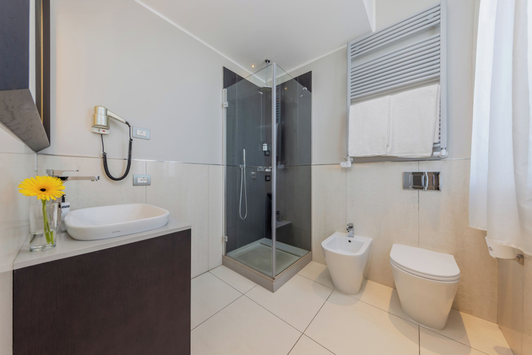 Bathroom 5, Hotel Grande Italia, Venezia