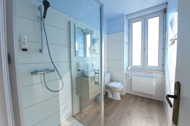 Bathroom 3, Hotel le Coureau, Charente-Maritime